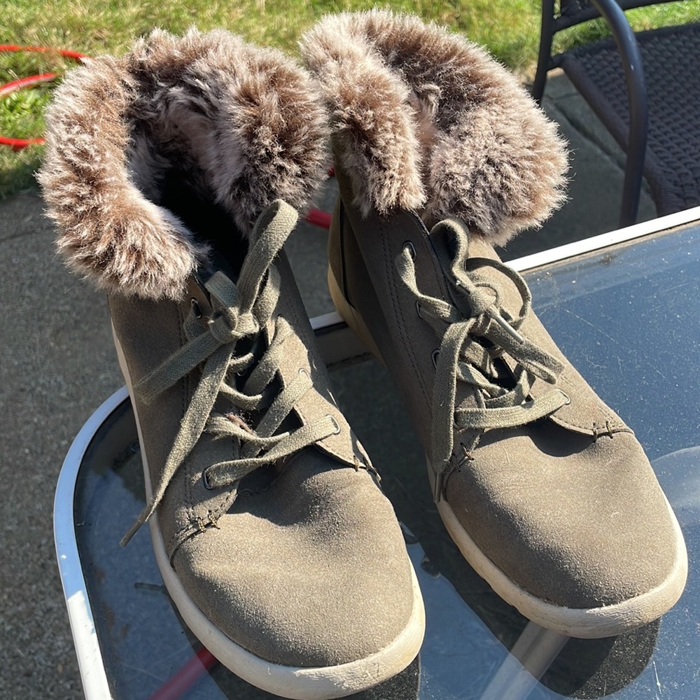 Bear paw high top shoes with fur